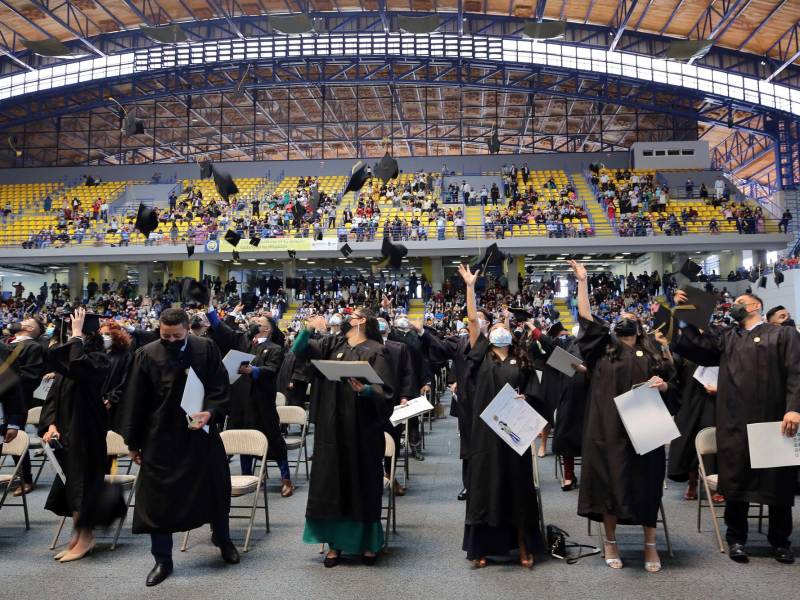 En dos días se otorgarán títulos universitarios a 6 carreras técnicas, 47 licenciaturas, 14 maestrías.