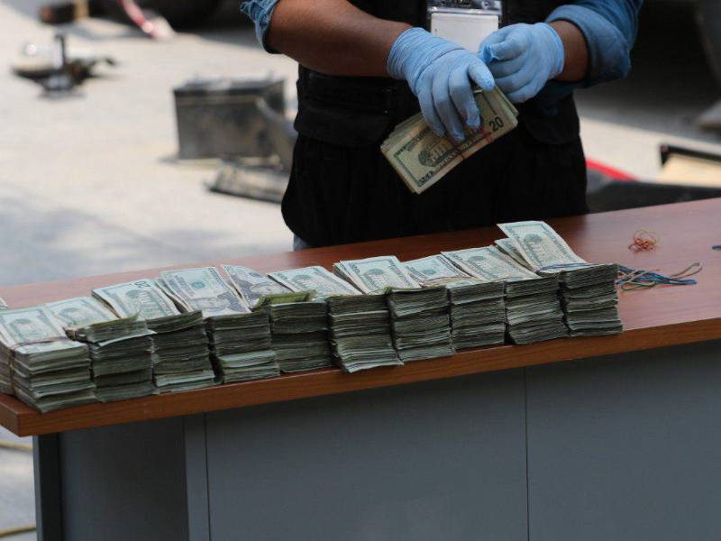 Fotografía de archivo de decomiso de dólares ligados a actos ilícitos.