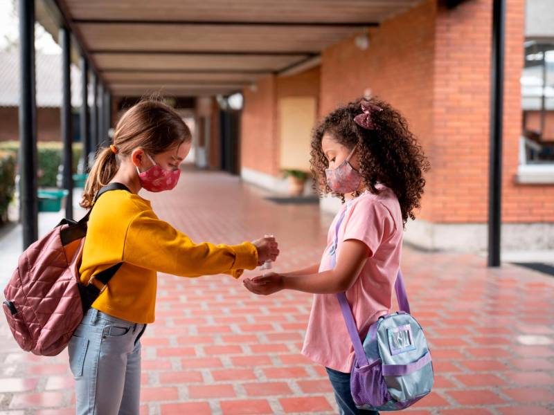 Compartir también es una característica de una buena persona. Si los niños ven a sus padres compartir, ellos harán lo mismo.