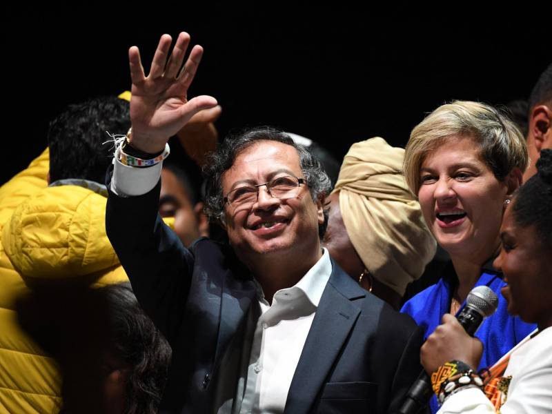 El exguerrillero, Gustavo Petro, alcanzó una victoria histórica al convertirse en el primer presidente de izquierda de Colombia.