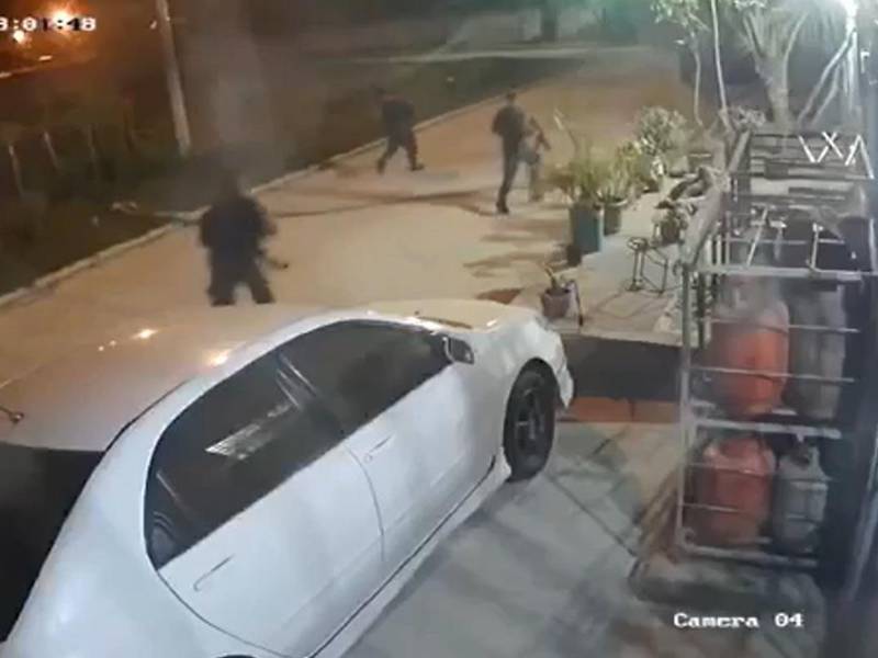 Policías militares van tras un grupo de supuestos mareros.