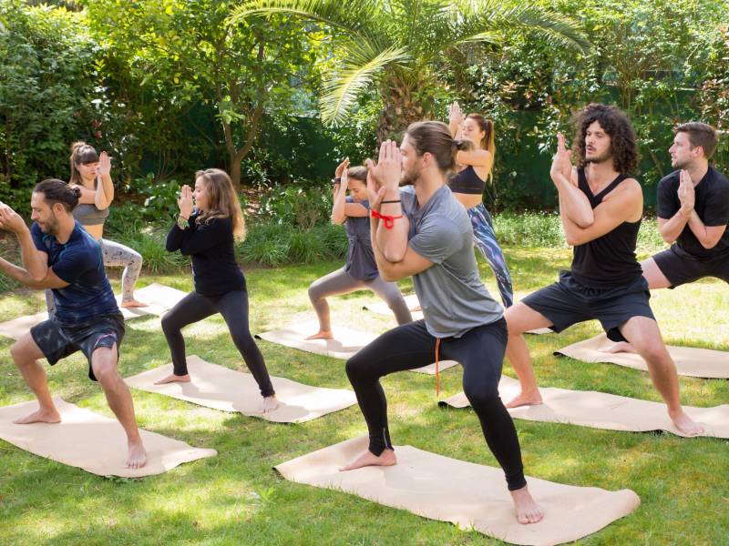 El yoga ayuda a reducir la presión arterial y la frecuencia cardiaca, mejora la confianza en usted mismo, mejora la coordinación, reduce el estrés y ayuda a dormir mejor, entre otros.
