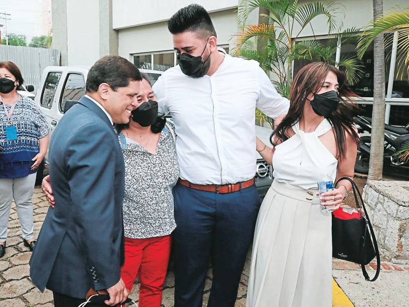 La familia de Kevin Solórzano y sus abogados defensores Jair López y Celeste Cerrato celebran.