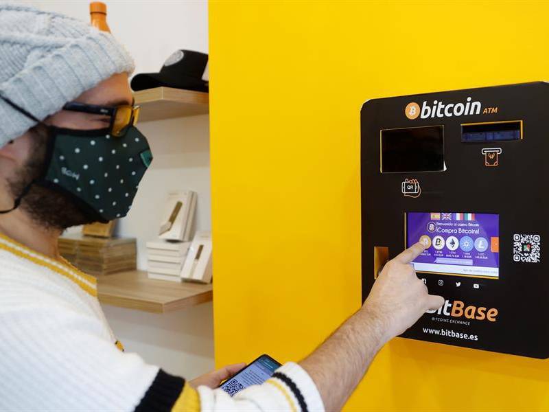 Según la acusación, los brasileños Pires y Goncalves fundaron EmpiresX, una plataforma de inversión en criptomonedas y de oferta de valores no registrada.