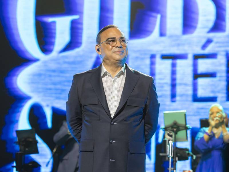 Fotografía cedida por Alejandro Granadillo del cantante Gilberto Santa Rosa durante un concierto el 19 de agosto de 2023, en el Coliseo de Puerto Rico José Miguel Agrelot, en el inicio de la gira 'Auténtico', en San Juan (Puerto Rico). EFE/Alejandro Granadillo