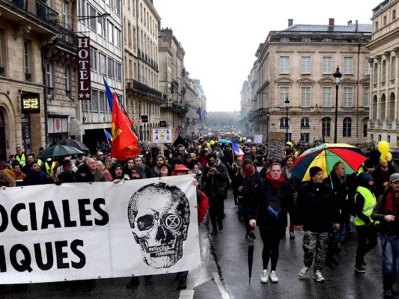 En algunas zonas, grupos violentos que se infiltran en las protestas, se enfrentaron a las fuerzas del orden, lanzaron adoquines, incendiaron contenedores de basuras y volcaron vehículos.