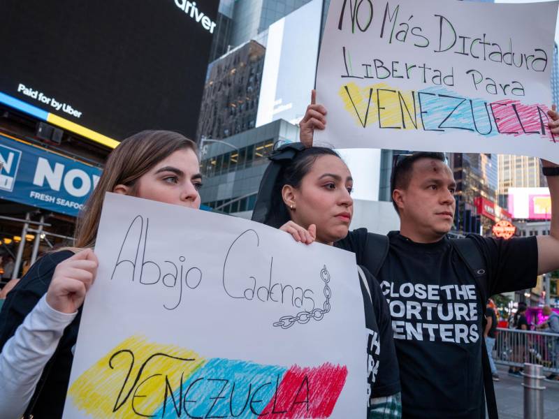 Venezolanos se manifiestan con pancartas, en el Time Square en Nueva York.