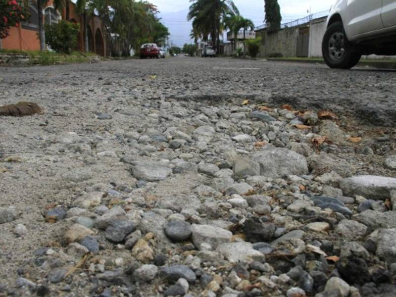 En la gráfica se observa el grado de deterioro que presenta la calle por la falta de mantenimiento. Foto Cristina Santos.