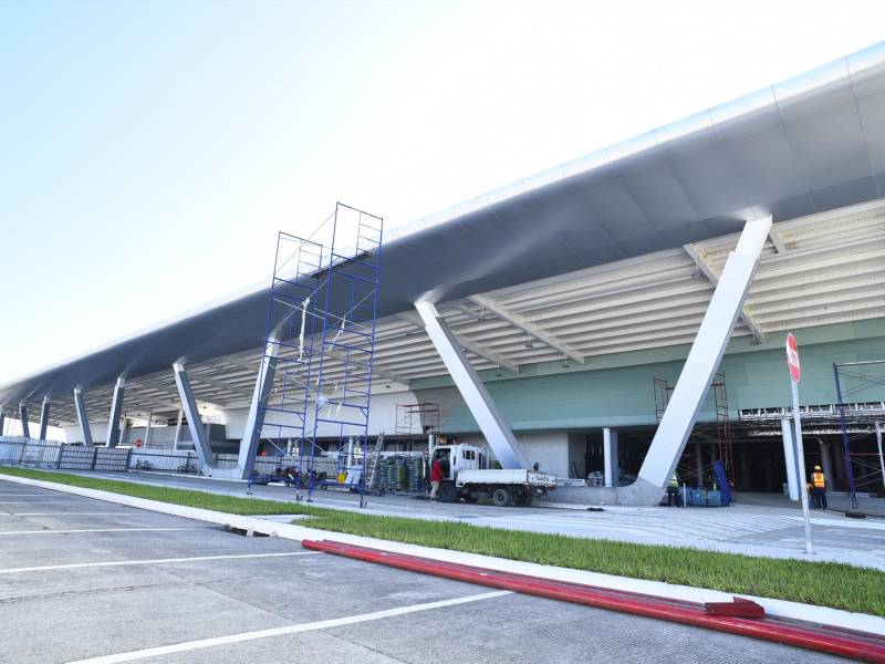 El canopy ya está techado para cubrir a los viajeros del sol y la lluvia a su llegada o salida del país.