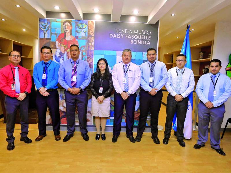 Anfitriones: Marco Tulio Nájera, Heber Flores, Arlen Cerrato (gerente BCH), Alba Bonilla, Virgilio Villalobos (sub gerente BCH), Jorge Torres (museólogo), Williams Arévalo y Alex Caballero.