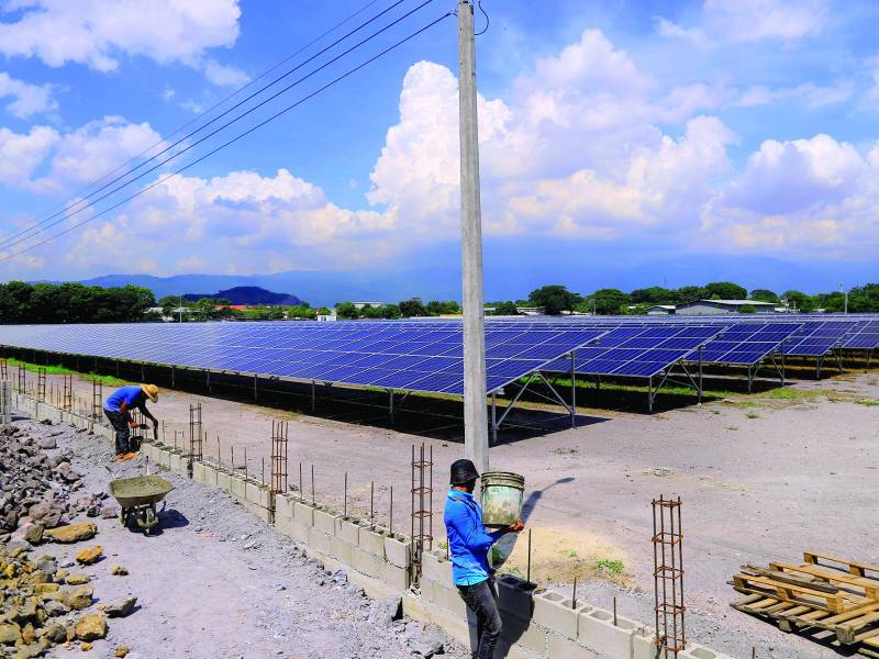 Son más de 12,000 paneles solares, que generarán cerca de 12 millones de kilowatts de energía solar al año. Foto: Melvin Cubas.