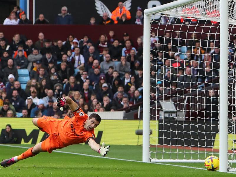 Martínez fue protagonista en la derrota del Villa por meterse un gol en propia puerta en un disparo de Jorginho en el tiempo añadido.