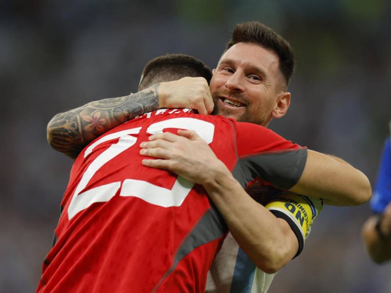 Dibu Martínez fue el héroe en los penales, mientras que Messi fue el capitán en el campo.