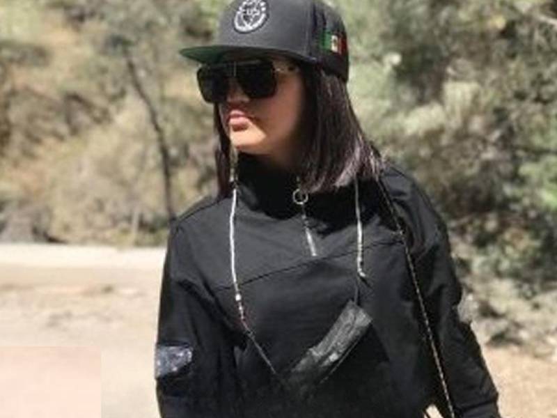 Una joven exhibe en sus cuentas de redes sociales que logró entrar a las filas de una facción del cartel de Sinaloa, lideraro por el Mayo Zambada.