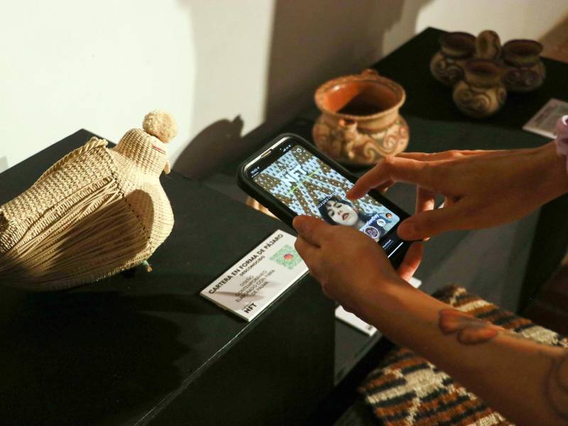 Una persona toma una fotografía de una artesanía, en Santa Cruz (Bolivia).