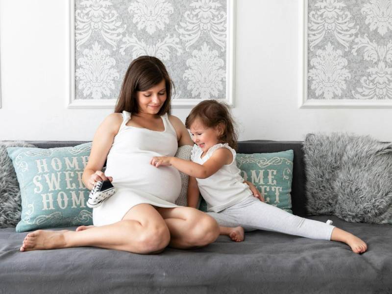 La forma de explicar a un niño de dónde vienen los bebés dependerá básicamente de la edad del niño.