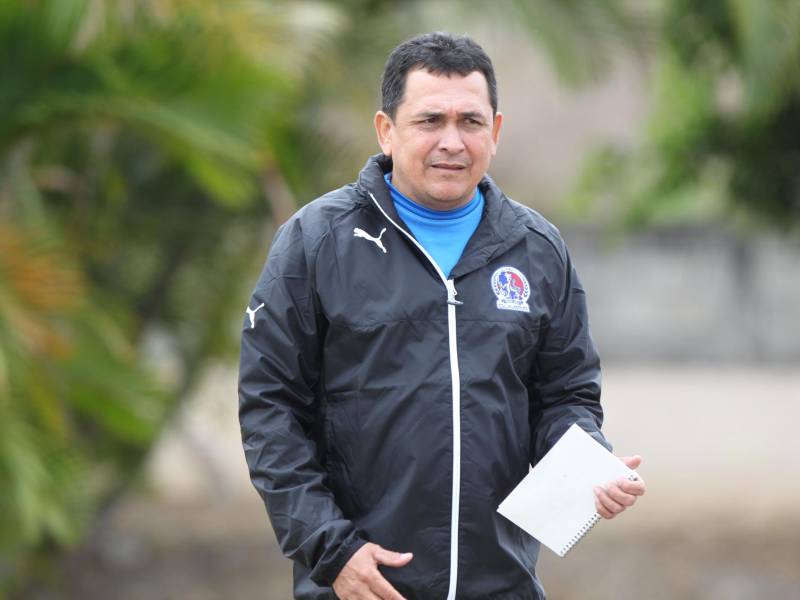 Nahún Espinoza cuenta con 58 años de edad.