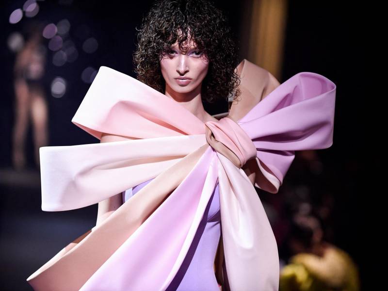 Los lazos: En toda la colección de Viktor and Rolf sobresalen los lazos en su ropa de baño y bodies de alta costura. En tamaños grandes y pequeños.