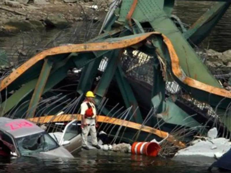 El puente en cuestión, que cruzaba el río Strong por la ruta estatal 149.
