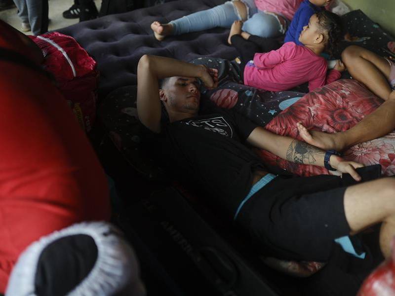 Migrantes descansan en un refugio improvisado en la comarca Guna Yala, en Puerto de Cartí (Panamá).