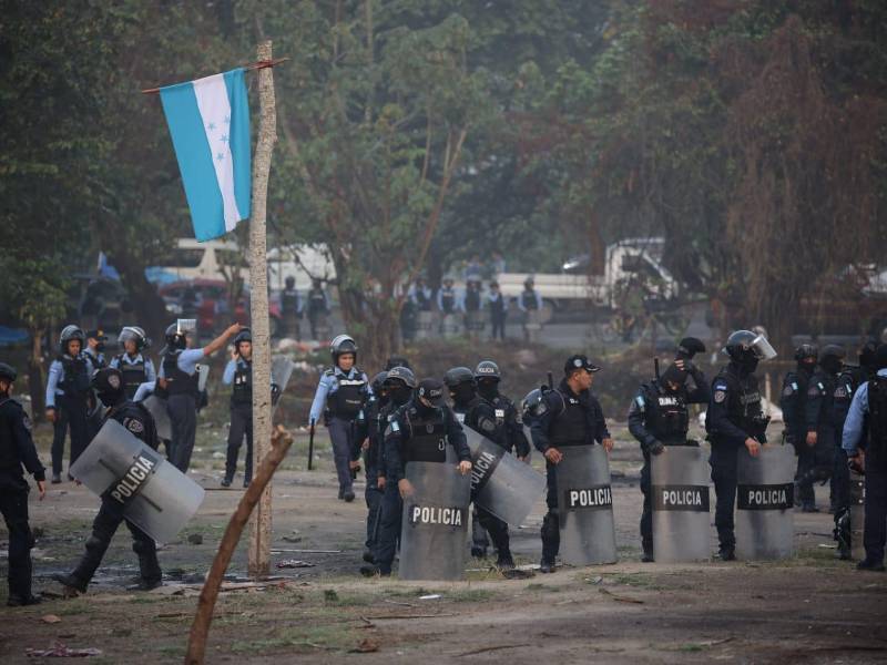 Un enorme contingente de policías preventivos y antimotines preparan la mañana de este martes (14 de marzo) un desalojo a invasores en un sector de San Pedro Sula.