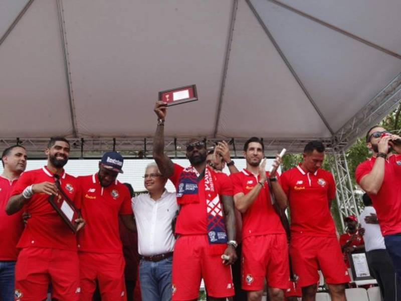 Gabriel 'Gavilán' Gómez, Luis 'Matador' Tejada, el alcalde José Isabel Blandón, Felipe Baloy, Jaime Penedo y Blas Pérez reciben las llaves de la ciudad hoy, sábado 30 de junio de 2018, durante un homenaje tras su llegada al país centroamericano luego de su debut histórico en el Mundial de Rusia 2018, en el Parque Urracá de Ciudad de Panamá (Panamá). EFE/Rogelio Adonican Osorio