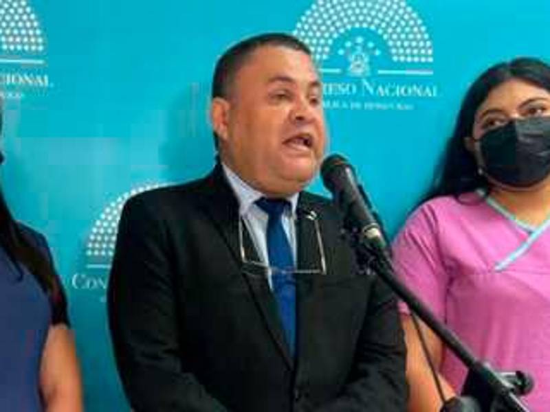 “Es una represalia porque no votamos como ellos quieren”: Carlos Umaña