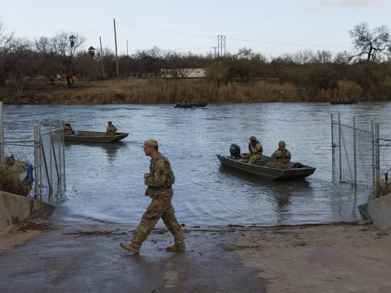 Soldados de la Guardia Nacional de Texas patrullan el río Bravo.