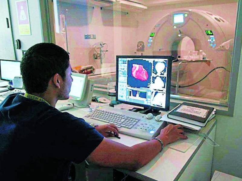 Los técnicos universitarios en instrumentación quirúrgica, urgencias médicas, enfermería auxiliar, terapia funcional, laboratorio clínico y radiotecnología fueron los primeros en ser afectados.