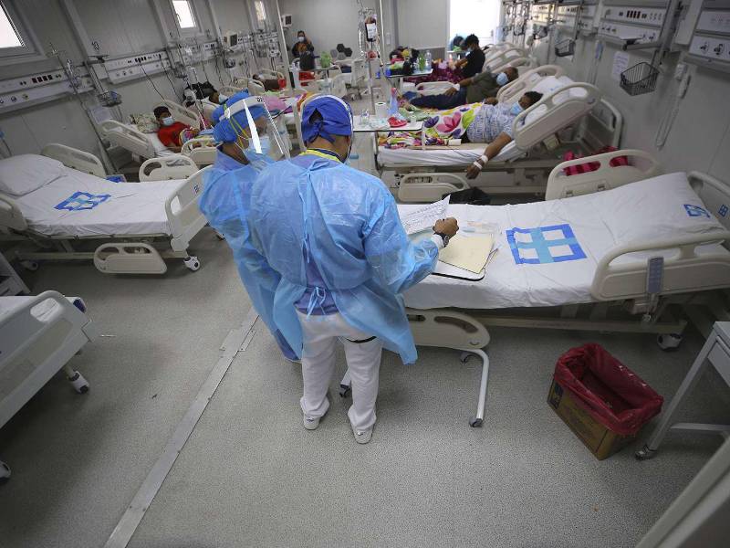 Personas infectadas con coronavirus son atendidas.