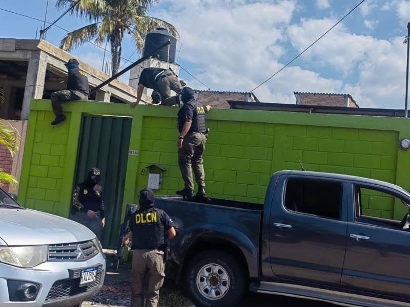 Agentes de la DLCN durante los allanamientos en Tegucigalpa.