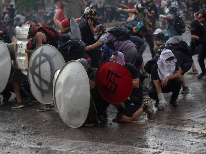 Manifestantes se enfrentan a carabineros durante una violenta jornada en Chile./AFP.