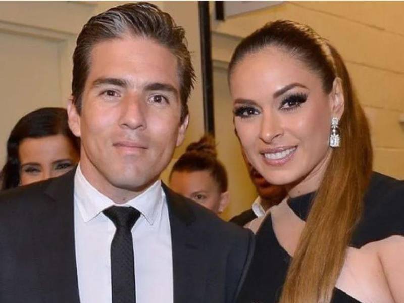 Montijo y Reina se casaron el 6 de agosto del 2011 en una boda íntima en Acapulco, México, tras cuatro meses de noviazgo.