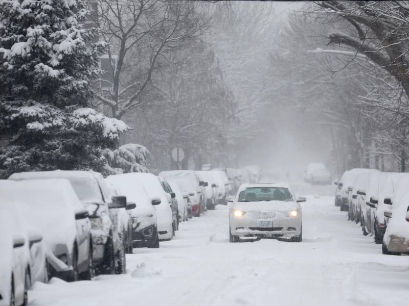Una potente tormenta invernal afecta gran parte de Estados Unidos provocando el caos en aeropuertos y el transporte.