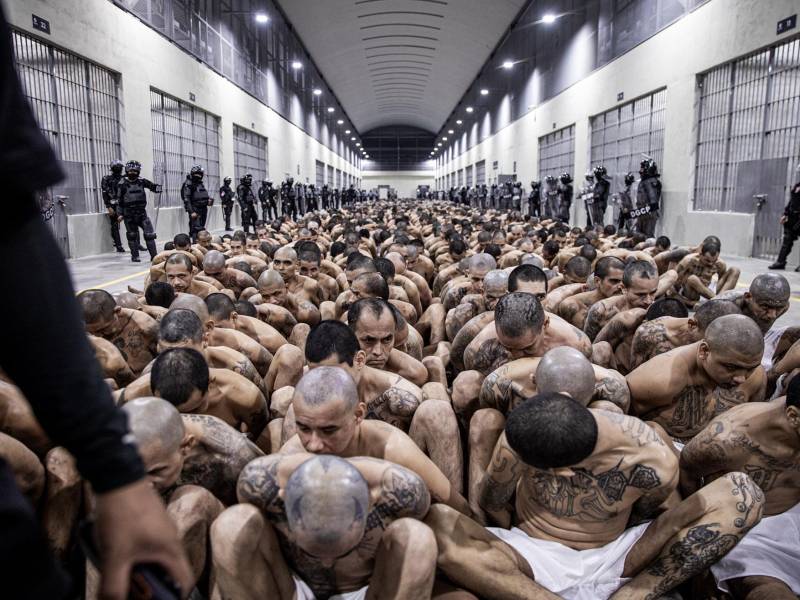 Organizaciones de defensa de los derechos humanos han lanzado duras críticas a la nueva prisión en El Salvador por las condiciones en las que se encuentran recluidos miles de presuntos pandilleros.