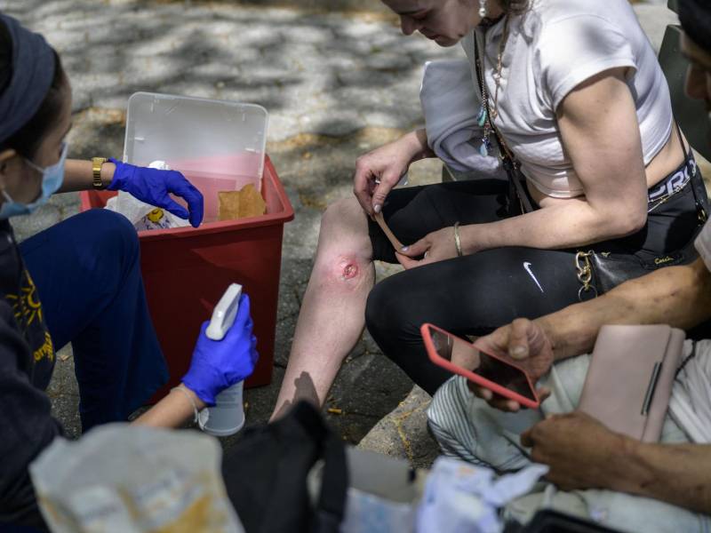 Enfermeros atienden a pacientes afectados por la droga tranq en Nueva York.