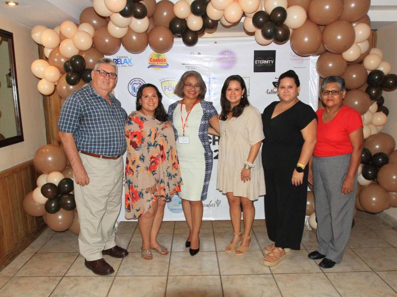 José Paredes, Mariela Paredes, Luz Tercero, Rosaura Paredes, Adriana Paredes y Rosaura Flores.