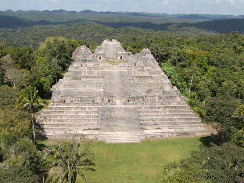El complejo arquitectónico central en Caracol, Belice, donde los arqueólogos hallaron una tumba de mil 700 años.