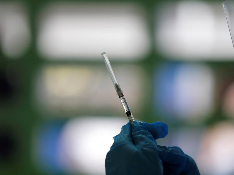 Actualmente en EEUU están aprobadas dos vacunas de ARN mensajero que requieren de dos dosis, la de Pfizer y la de Moderna.