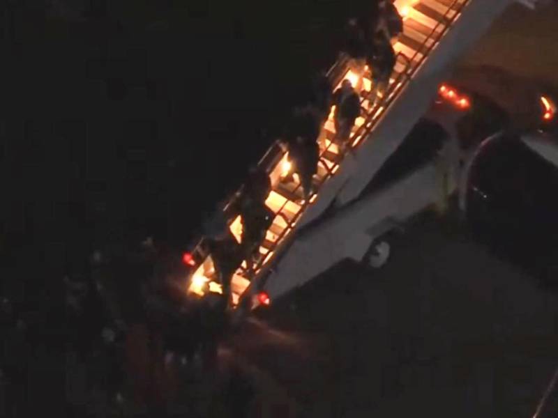 Nicolás Maduro, descendió este sábado esposado del avión militar Boeing 757.