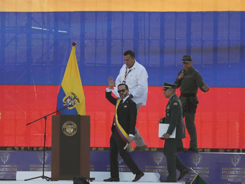 El presidente de Colombia, Abelardo de la Espriella saluda a su llegada al Cantón Militar Pichincha tras jurar como presidente de Colombia para el periodo 2026-2030, este viernes en Cali (Colombia).
