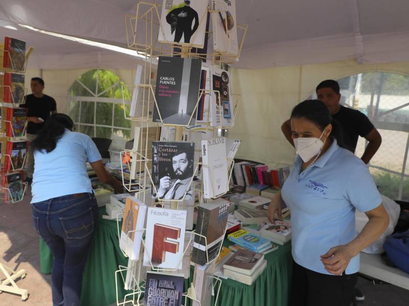 Vendedores organizan los puestos con libros, el 21 de abril de 2023, en Tegucigalpa (Honduras). EFE/ Gustavo Amador