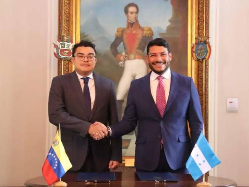 Rander Peña, viceministro para América Latina de Venezuela, y el subsecretario de Política Exterior hondureño, Gerardo Torres.