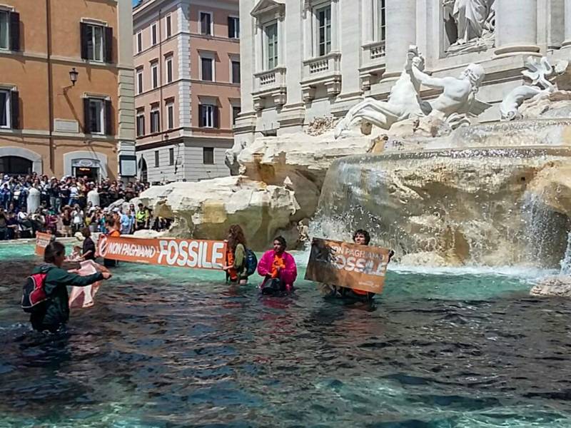 Un grupo de activistas tiñó de negro el agua de la Fontana di Trevi frente a decenas de turistas.
