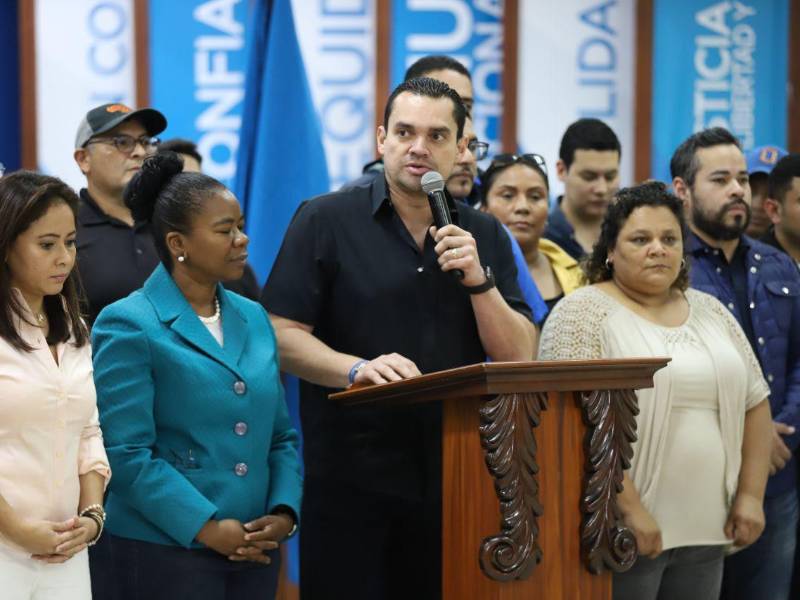 Bancada nacionalista en conferencia de prensa, liderada por el diputado, Tomás Zambrano.