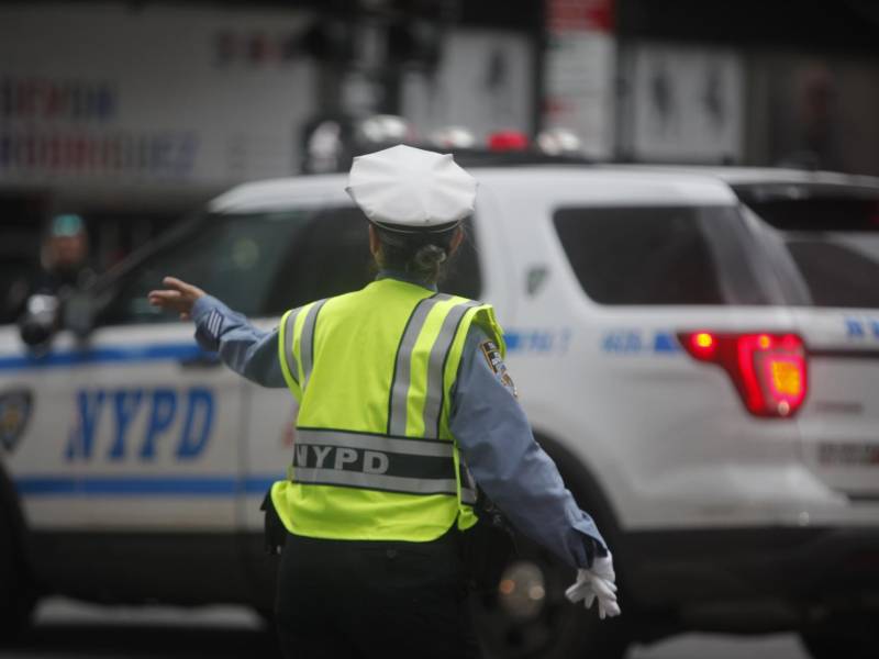 Imagen de archivo de una agente de policía en Nueva York (EE. UU).