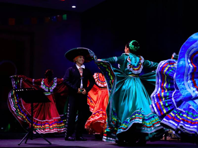 Grupo artístico Zorzales de Sula dio color y ritmo a las melodías.