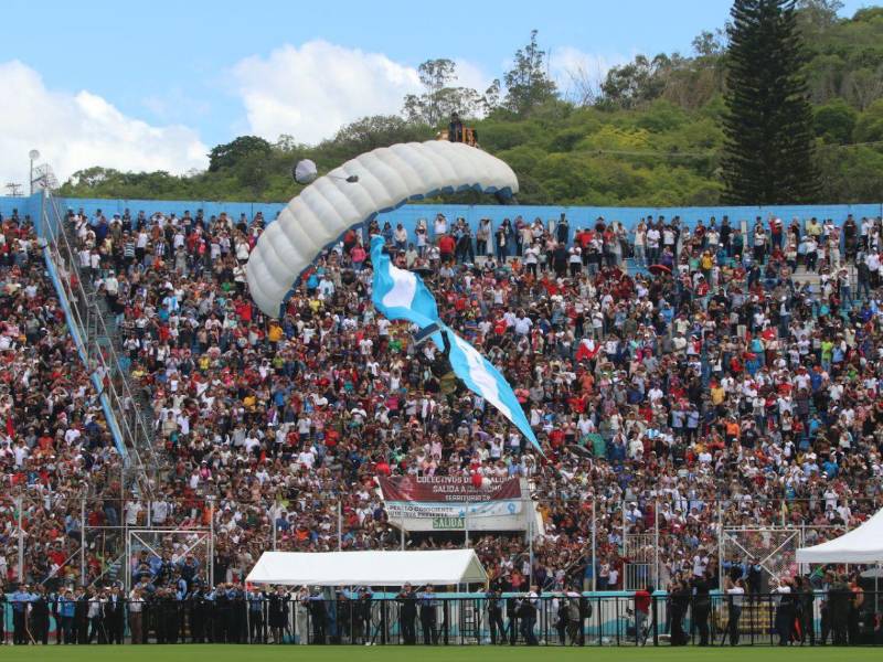 Uno de los principales atractivos de los desfiles patrios es el espectáculo de paracaidismo en el Estadio Nacional Chelato Uclés.