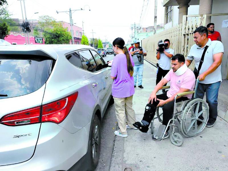 <b>Rubén Matamoros salió de los juzgados en el barrio La Granja en una silla de ruedas.</b>