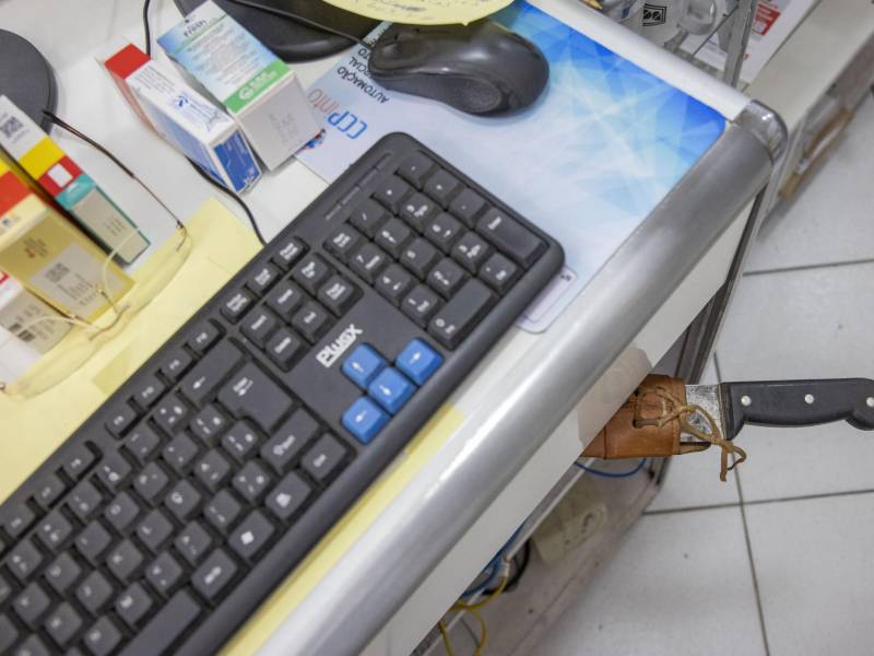 Wilson Martins, gerente de una farmacia en São Paulo, Brasil, guarda un machete bajo el mostrador.